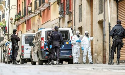 Dispositivo de la Policía Nacional en la calle Marqués de San Nicolás, en Logroño. Los agentes portan trajes NRBQ y notifican a los afectados que deben permanecer en sus domicilios y que pueden ser detenidos en el caso de que no lo hagan, además de enfrentarse a penas de entre 3.000 y 600.00 euros.