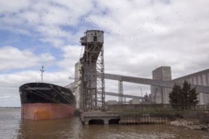 Carga de Soja en buques, en el puerto de Rosario, 23 Setiembre.