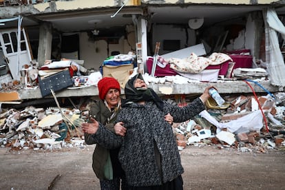 Dos mujeres se lamentan este miércoles junto a un edificio derrumbado tras el terremoto en el distrito de Elbistan de Kahramanmaras (Turquía).