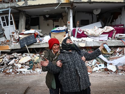 Dos mujeres se lamentan este miércoles junto a un edificio derrumbado tras el terremoto en el distrito de Elbistan de Kahramanmaras (Turquía).