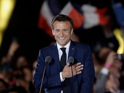 Emmanuel Macron inicia su intervención tras conocer que ha sido reelegido en segunda vuelta a su llegada al Campo de Marte, en París.