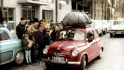 Una familia numerosa con su Seat 600, en una imagen del documental 'España, el siglo XX en color'.