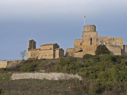 El castell de Boixadors i l'església parroquial de Sant Pere de Sallavinera, dos dels edificis rehabilitats per la Diputació de Barcelona.