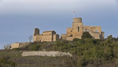 El castillo de Boixadors y la iglesia parroquial de Sant Pere de Sallavinera, dos de los edificios rehabilitados por la Diputación de Barcelona.