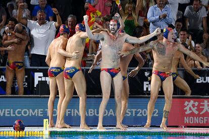 Los jugadores del equipo español celebran la victoria contra Italia.   