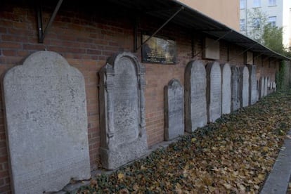 Tumbas del cementerio jud&iacute;o de Berl&iacute;n donode ha sido encontrado el cuerpo.