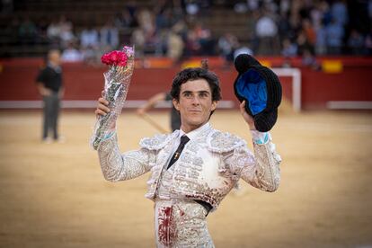 Álvaro Alarcón pasea la oreja que cortó al quinto novillo de la tarde, en la Feria de Fallas.