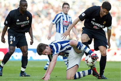 Xabi Alonso pugna por el balón con Fernando Hierro en el Real Sociedad-Real Madrid de 2003.