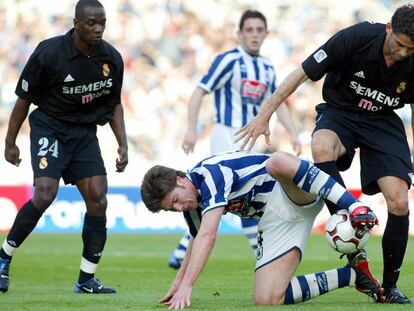 Xabi Alonso pugna por el balón con Fernando Hierro en el Real Sociedad-Real Madrid de 2003.