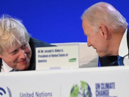 El primer ministro británico, Boris Johnson, y el presidente de EE UU, Joe Biden, en la COP26 del pasado noviembre en Glasgow. 