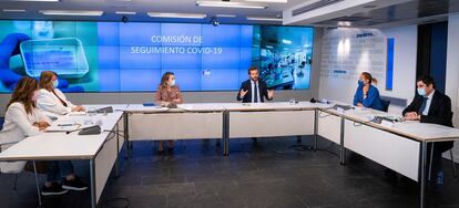 Pablo Casado reunió al comité de seguimiento de la covid del PP tras declararse el estado de alarma en Madrid.