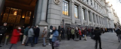 Colas a las puertas del Banco de España, para comprar letras del Tesoro.