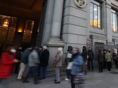 Colas a las puertas del Banco de España, para comprar letras del Tesoro.