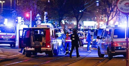 La policía llega a la sinagoga de Viena en la que se ha producido uno de los tiroteos. 