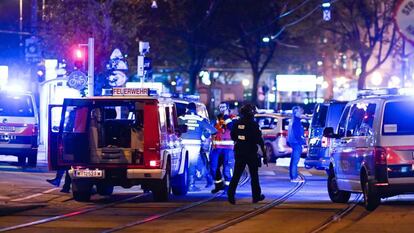 La policía llega a la sinagoga de Viena en la que se ha producido uno de los tiroteos. 