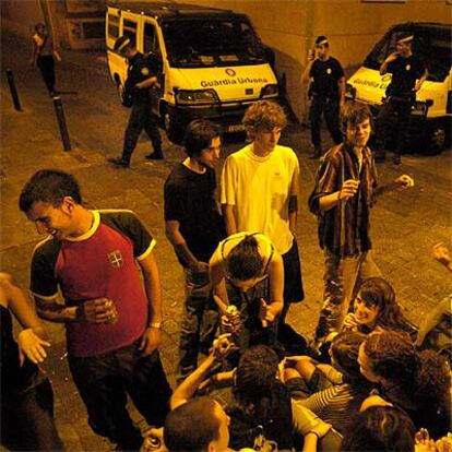 La Guardia Urbana controla los accesos a las principales plazas de Gràcia durante la madrugada del viernes.