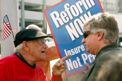 Manifestantes a favor de la reforma sanitaria, frente a la oficina del republicano Joe Donnelly, en South Bend, en el Estado de Indiana.