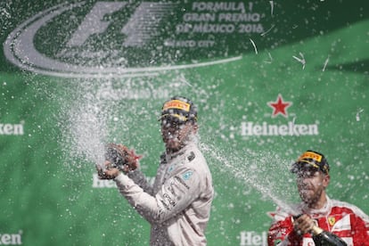 Lewis Hamilton celebra junto al piloto de Ferrari Sebastian Vettel su victoria en el Gran Premio de México de Fórmula 1.