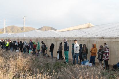 Los migrantes abandonan el asentamiento de El Walili, este lunes. Un amplio dispositivo de la Guardia Civil tomaba el entorno del poblado sobre las seis de la mañana. Más de medio centenar de agentes, apoyados por un helicóptero desde el aire, tenían como misión “garantizar la seguridad de las personas”, según fuentes del instituto armado. A la zona también llegaron numerosos efectivos de la Policía Local de Níjar para que el derribo de las primeras infraviviendas pudiera comenzar, como estaba previsto, a las ocho de la mañana.