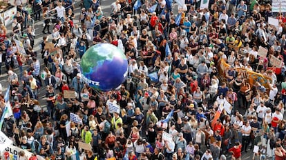 Asistentes a la manifestación para exigir medidas que frenen el cambio climático, este viernes en Viena.