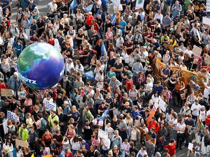 Asistentes a la manifestación para exigir medidas que frenen el cambio climático, este viernes en Viena.