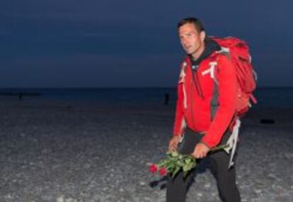 Jerome Kerviel camina hacia la frontera francesa para entregarse a la polic&iacute;a.