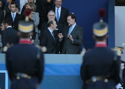 Rubalcaba y Rajoy conversaron durante 10 minutos antes del comienzo del desfile.