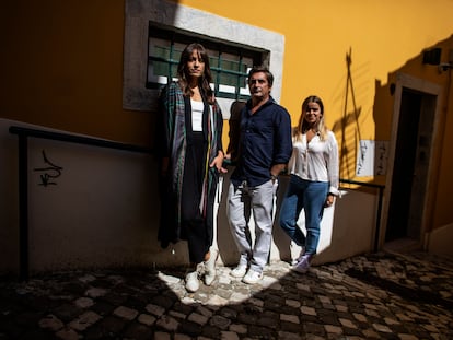 Da esquerda para a direita, Carminho, Camané e Teresinha Landeiro, fotografados no bairro da Alfama, em Lisboa.