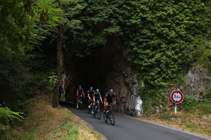 Varios ciclistas del equipo británico Sky salen de un túnel en la etapa número 14 de la ronda gala. La frondosa vegetación forma parte del paisaje de la ruta entre Rodez y Mendy que recorrieron los participantes el 18 julio.