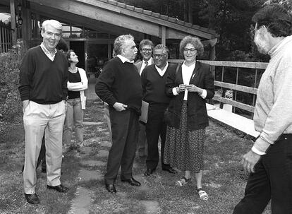 Gabriel García Márquez (ao centro), em 1995, quando visitou a Escola de Jornalismo do EL PAÍS, em Madri. Com ele, os jornalistas Juan Arias (ao fundo), Soledad Gallego, Miguel Ángel Bastenier e José Miguel Larraya.