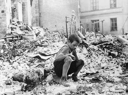 Un niño polaco en las ruinas de una casa en Varsovia durante la invasión alemana