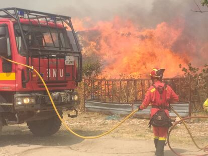 Efectivos de la UME intervienen en el incendio en la Sierra de Gredos (Ávila), este domingo.