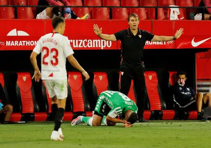 Lopetegui gesticula en el derbi durante el desarrollo del derbi.