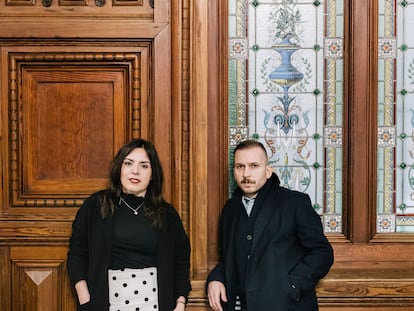 Aitana Castaño y Alfonso Zapico, autores de ‘Carboneras’ y ‘Los niños de humo’ en la biblioteca Bidebarrieta del Casco Viejo de Bilbao.