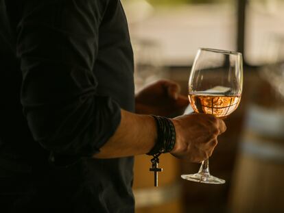 Una persona sostiene una copa de vino.