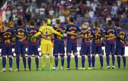 Los jugadores del Barcelona guardan un minuto de silencio. 