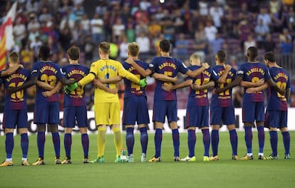 Los jugadores del Barcelona guardan un minuto de silencio.