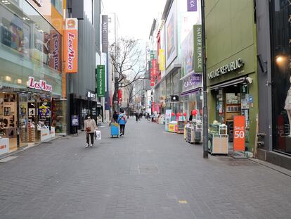 Pocos peatones en Myeongdong, una zona popular de compras en Seúl, Corea del Sur, el pasado 3 de marzo. El coronavirus ha vaciado las calles de la capital.