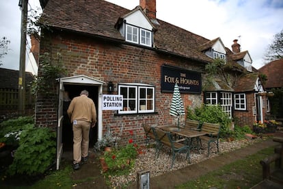 Un centro electoral en el pub Fox and Hounds en Christmas Common, Inglaterra.