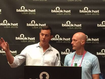 Chris Valasek, izquierda, y Charlie Miller durante su intervención en Blackhat.
