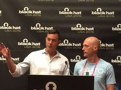 Chris Valasek, izquierda, y Charlie Miller durante su intervenci&oacute;n en Blackhat.