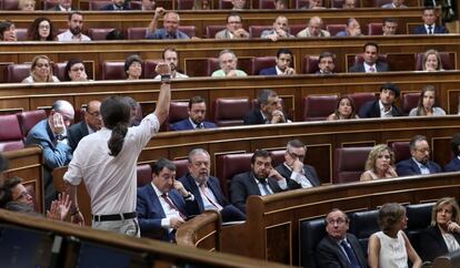 Pablo Iglesias, con el puño en alto, tras prometer el cargo en el Congreso. 