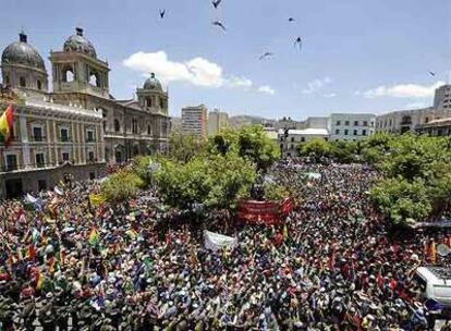 Seguidores de Evo Morales celebran la noticia tras una marcha de siete días que les ha llevado desde las regiones cocaleras a la capital boliviana.