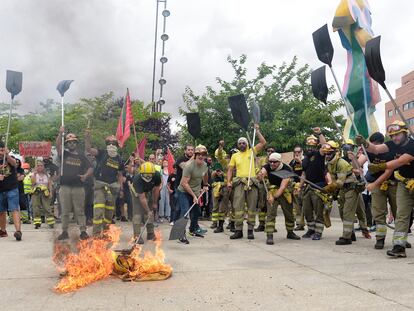 Trabajadores del operativo contra incendios forestales de Castilla y León protestan ante el parlamento autonómico por la gestión del fuego de la Sierra de la Culebra, este miércoles.