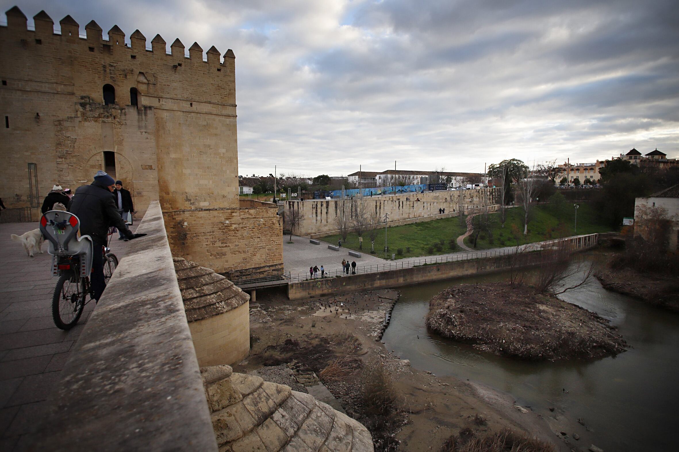 El río Guadalquivir, a su paso por Córdoba capital, el jueves.