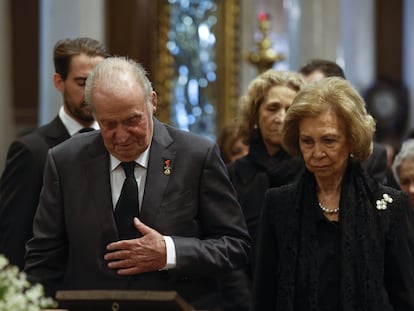 Juan Carlos I y doña Sofía, en el servicio funerario de Constantino II de Grecia, hermano de la reina emérita, el 16 de enero en Atenas.