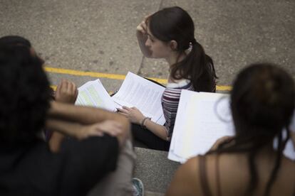 Los alumnos repasan el temario antes del inicio de la última prueba de selectividad.