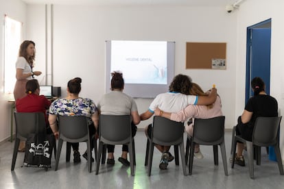 Un grupo de usuarias participa en un taller de higiene bucal en una sala de la UIC. 
