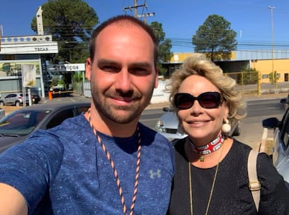 Rogéria Nantes Nunes Braga, primeira esposa de Bolsonaro, com o filho Eduardo.