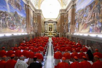 Los cardenales electores en la Capilla Paulina del Palacio Apostólico, antes de dirigirse a la Capilla Sixtina, donde comenzará el cónclave.